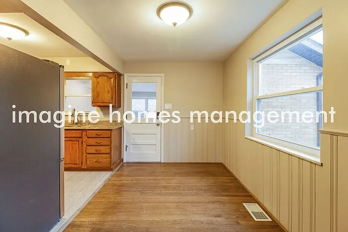 2 bed, 1.0 bath, 1270 sqft, $2,095 — Photo 4