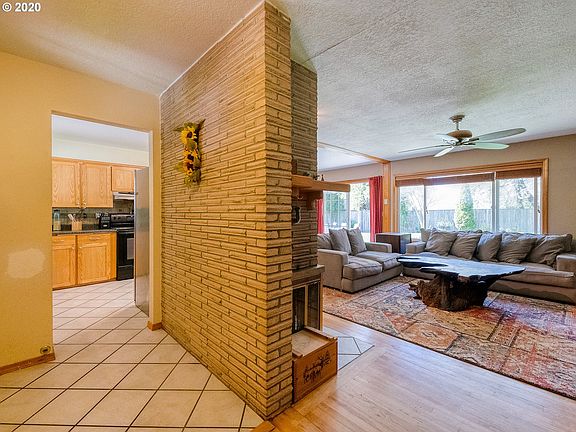 4th image of 145 NE Lincoln Ct