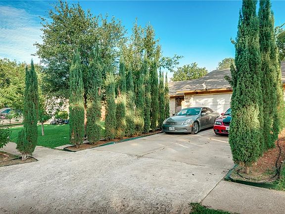4th image of 630 Cranbrook Park