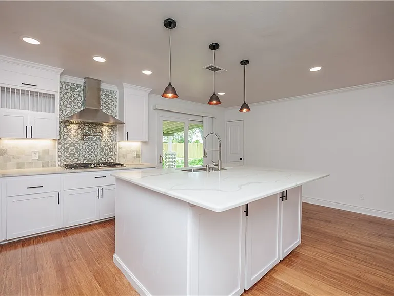 830 Crestview Dr — Photo 9