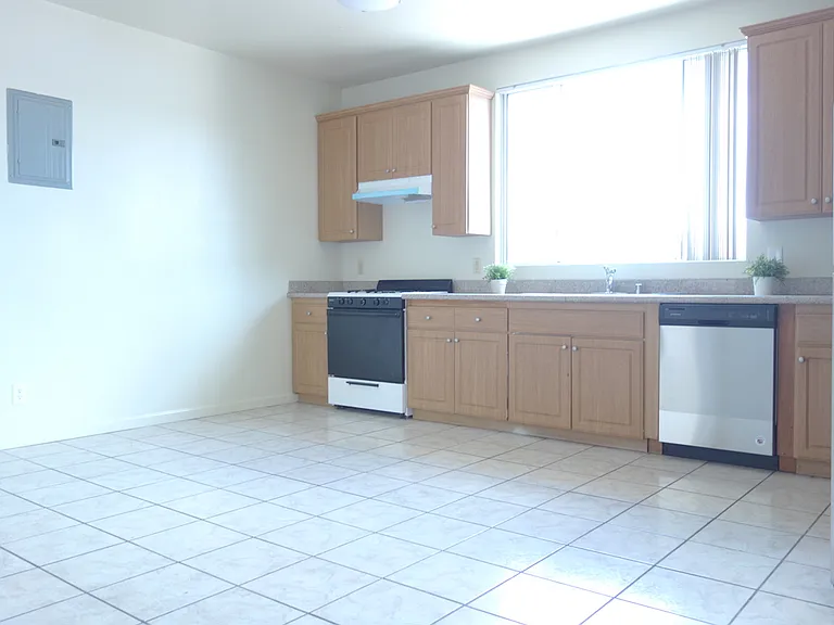 4426 Prospect Ave — Photo 6