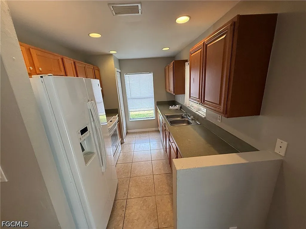 3 bed, 2.0 bath, 2256 sqft, $1,500 — Photo 4