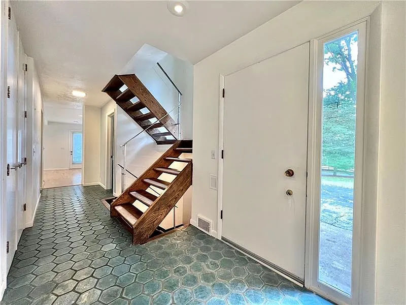 4 bed, 2.5 bath, 2406 sqft, $4,850 — Photo 2
