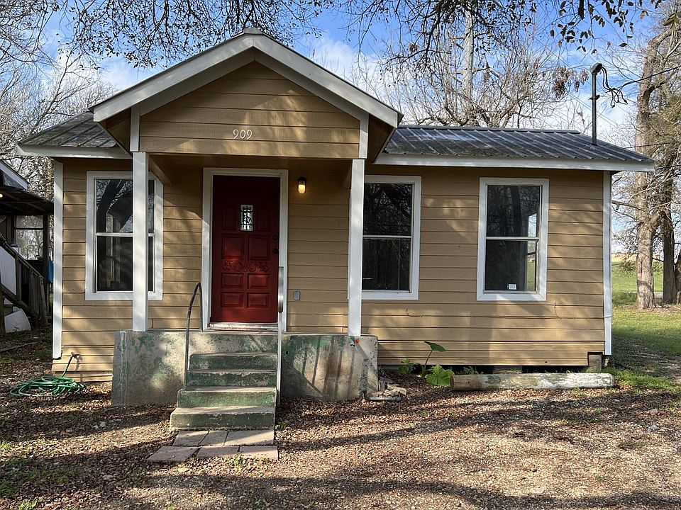 Within walking distance of the city park, and two elementary schools (Carver Early Education Center and Plum Creek Elementary).