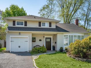 14 David Ct, Huntington Station, NY 11746