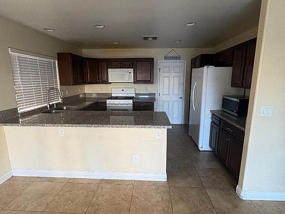 4th image of 1904 La Villa Dr
