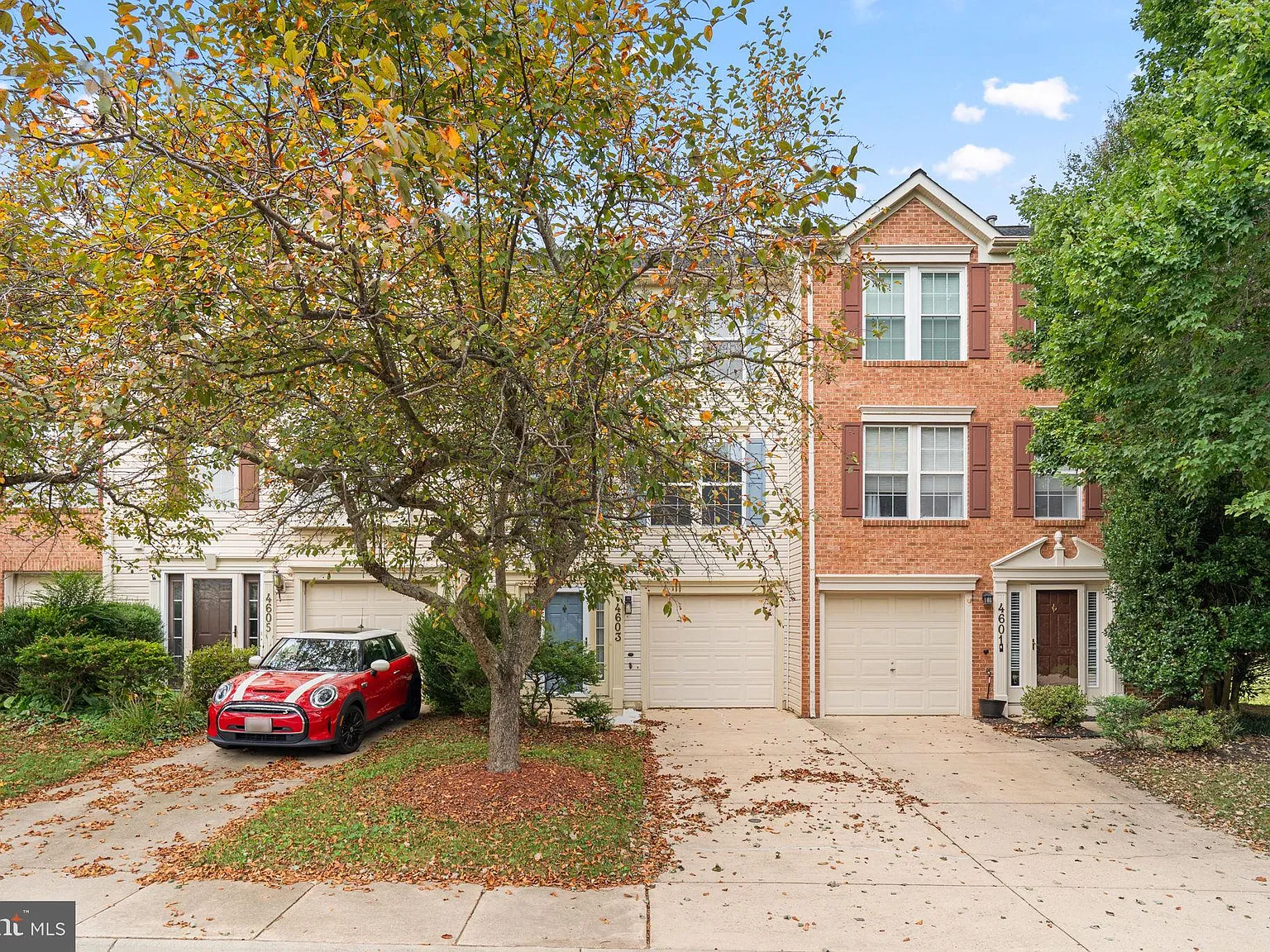 3 bed, 3.0 bath, 2330 sqft, $3,495 — Photo 2