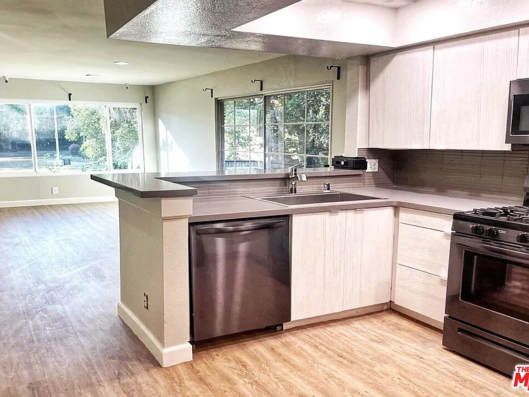 7327 Willoughby Ave #7 — Photo 2