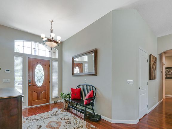 5th image of 3326 E Paradise Ave