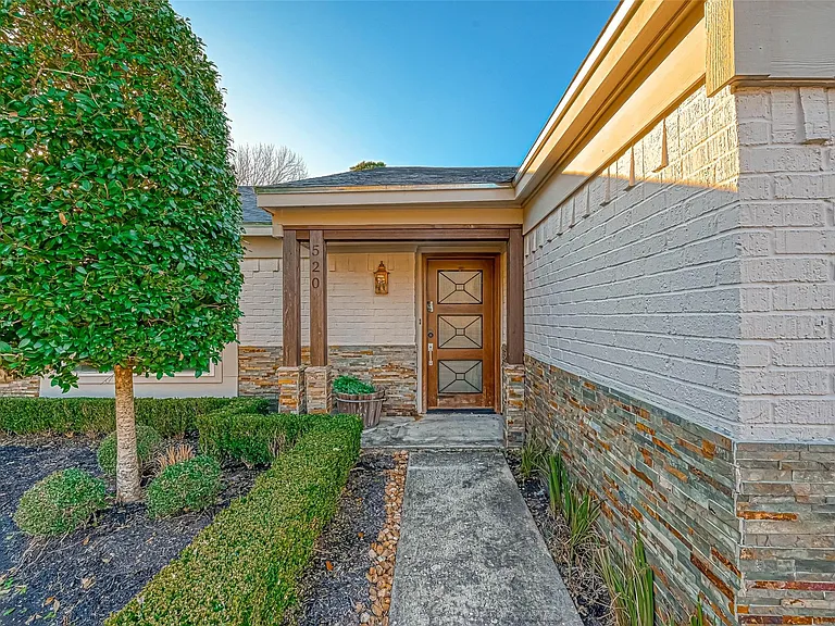 520 E Castle Harbour Dr — Photo 2