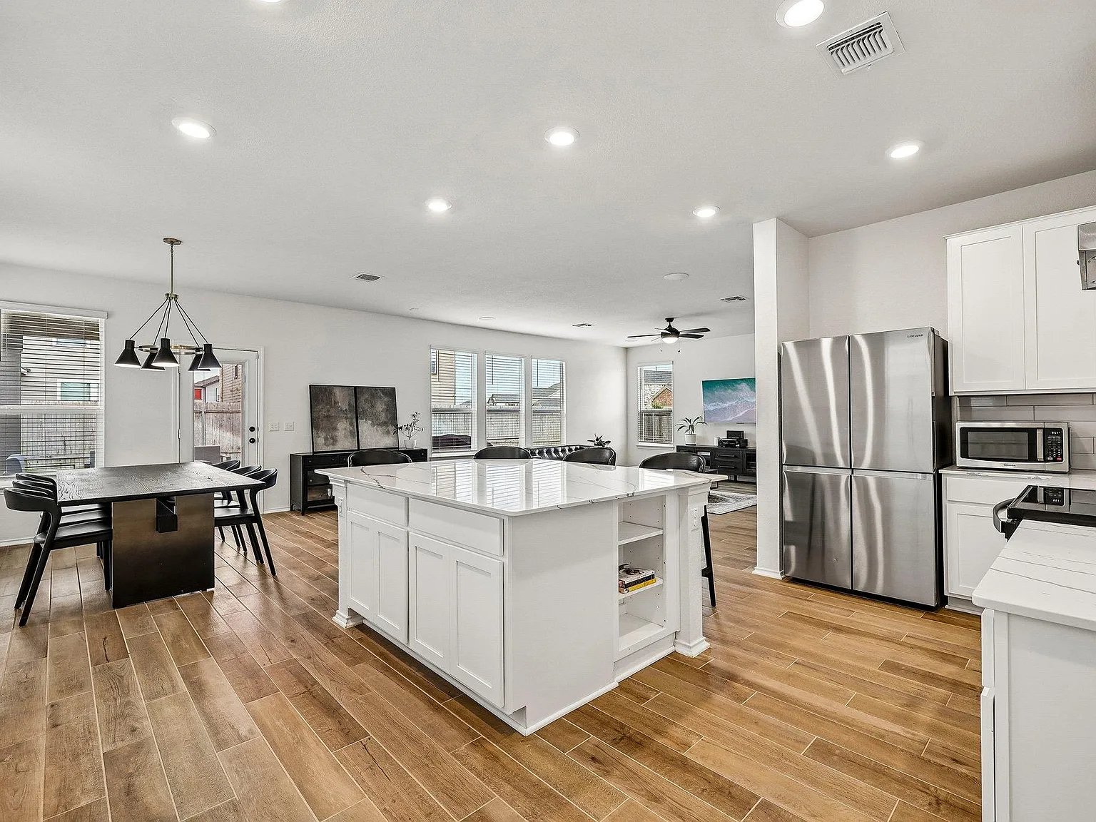 5 bed, 2.5 bath, 2890 sqft, $3,000 — Photo 3