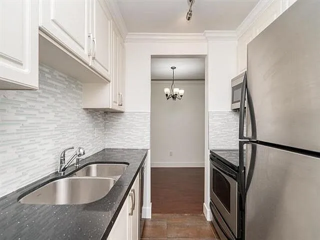 1850 Southmere Cres E #8 — Photo 8