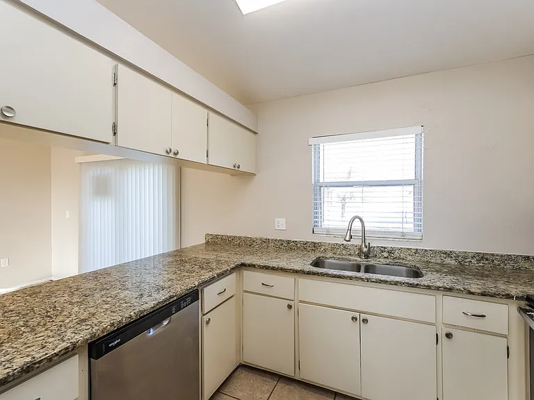 2123 NE 4th Pl — Photo 8