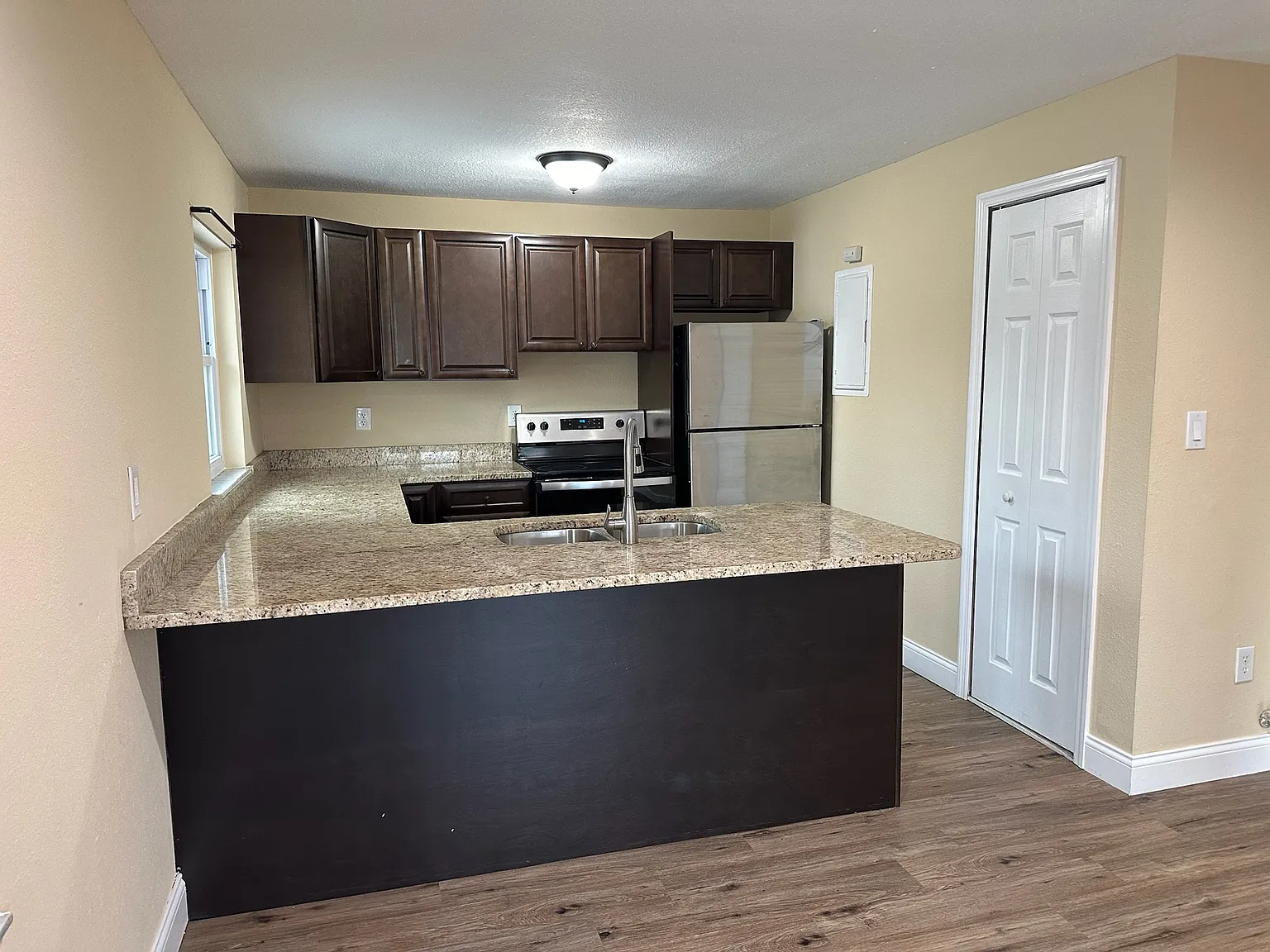 2 bed, 900 sqft, $1,600 — Photo 3