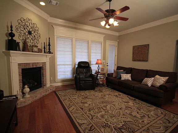 3rd image of 813 Dumaine Dr