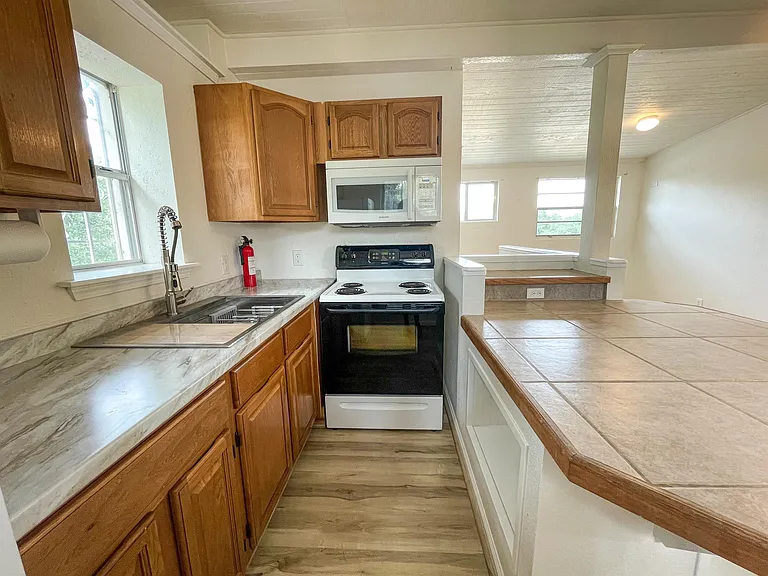 668 Creekside Dr — Photo 4
