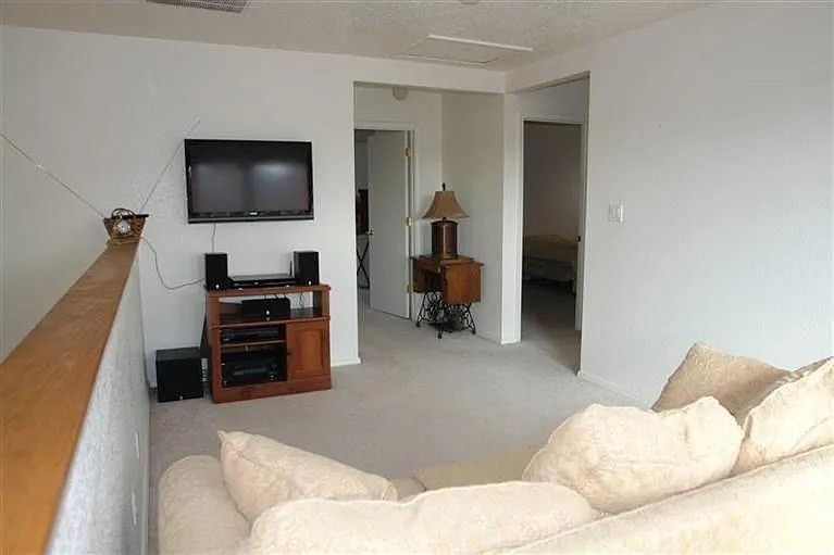 3br/2.5ba Home With Large Loft In Ne Heights! — Photo 4