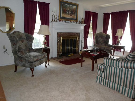4th image of 136 Buckingham Drive N