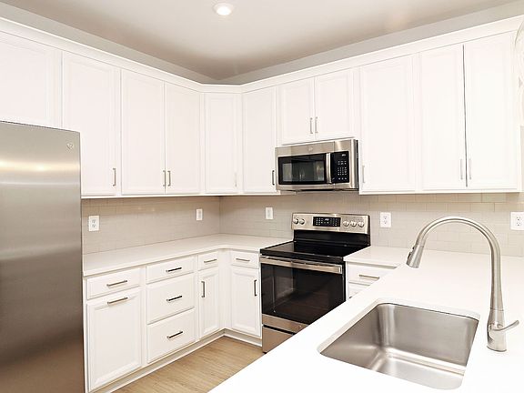 5th image of 825 Wesley Ln #A
