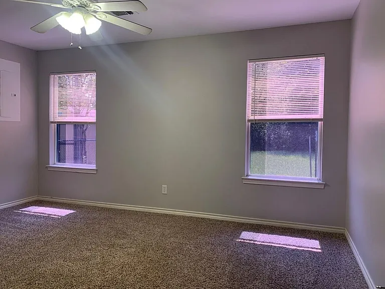 1602 W Elm St — Photo 11