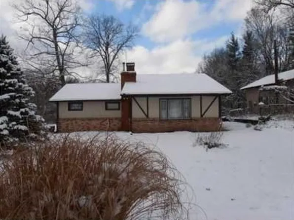 55429 Mayflower Rd, South Bend, IN 46628