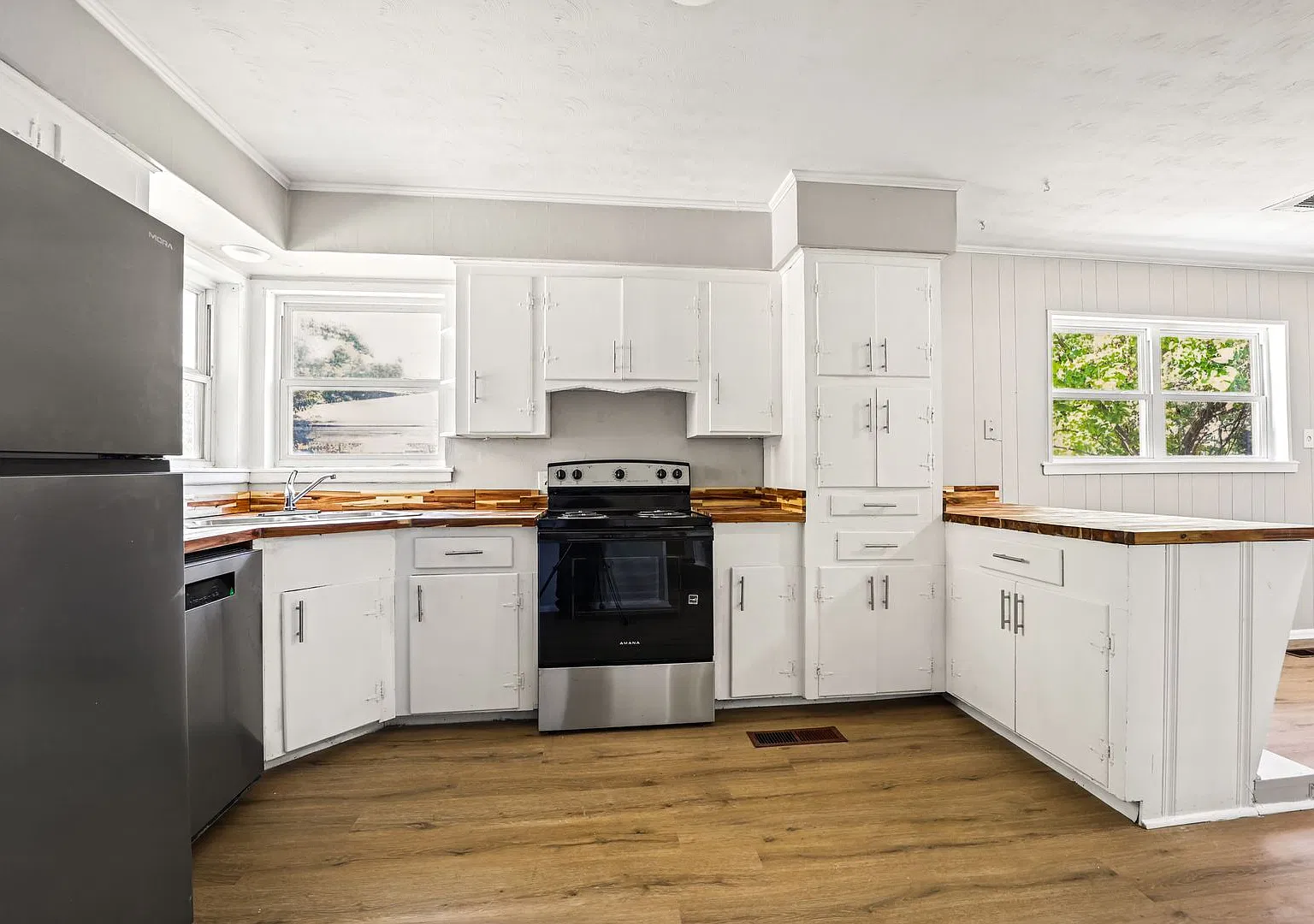 Free Month Rent! Freshly Updated 4 Bedroom House — Photo 2