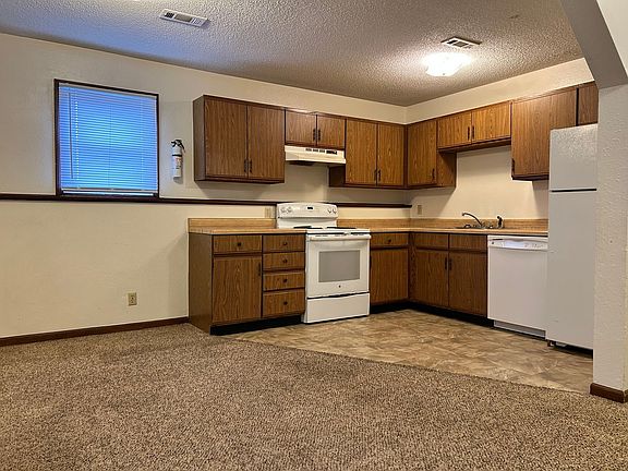 3rd image of 903 Windwood Dr APT D