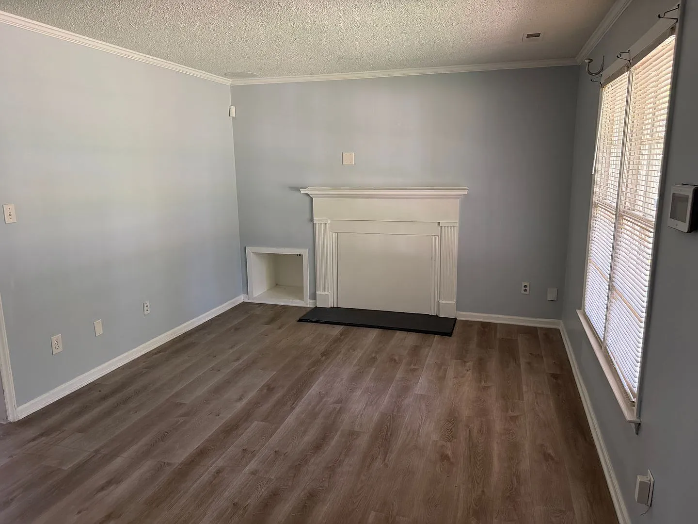 Spacious 4 Bedroom Home with Large Fenced Yard & Back Deck — Photo 2