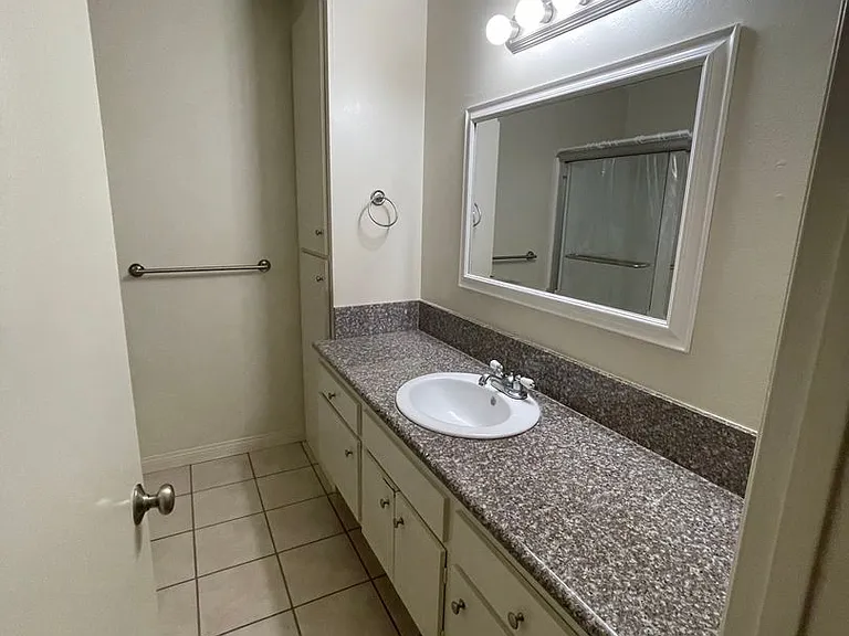 718 N Monterey St — Photo 36