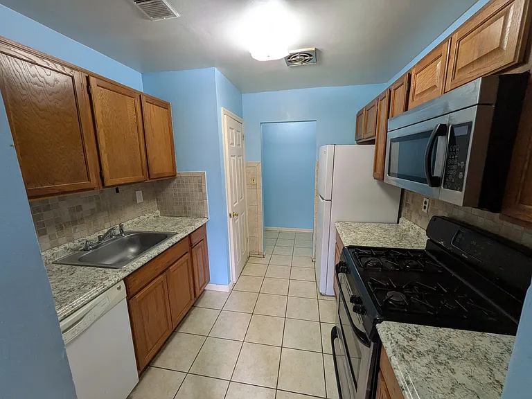 208 Kennedy Dr — Photo 7