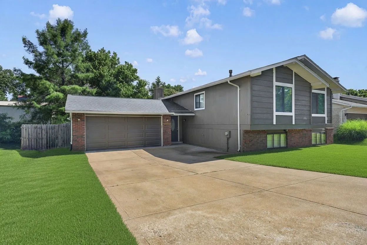 3 bed, 1311 sqft, $5,934 — Photo 2