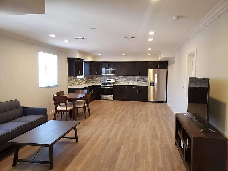 1428 W 30th St #1428 — Photo 7
