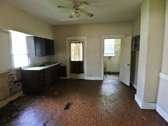 3rd image of 926 W Harper St
