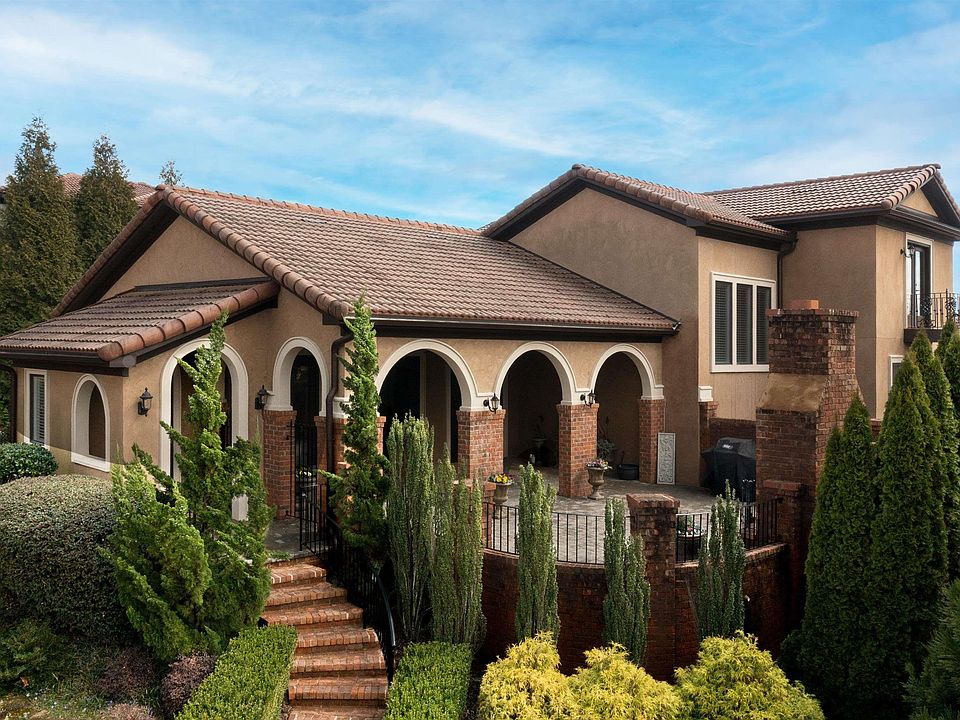 1st image of 10 Vicchio Dr