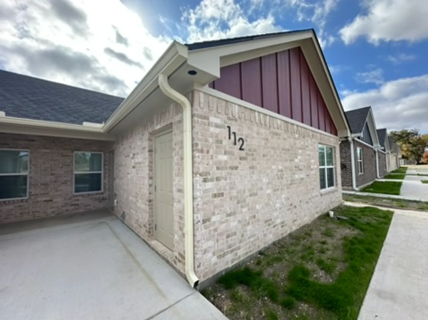 112-114 Vitava Dr — Photo 2