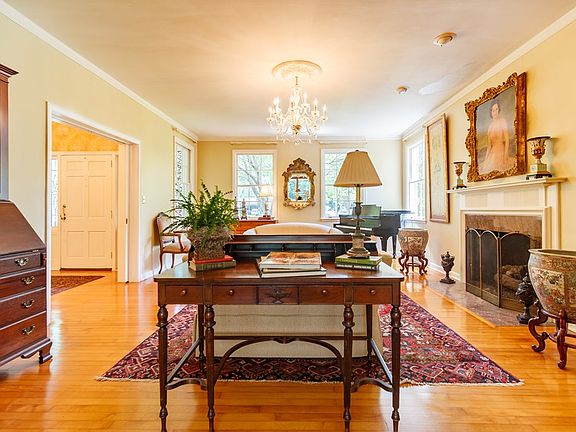 5th image of 109 E Alden Ave