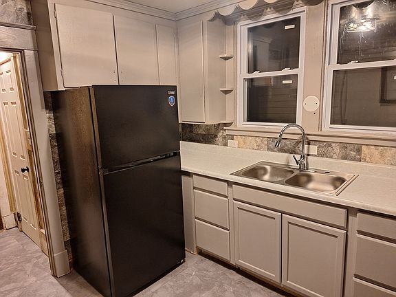 3rd image of 606 Valley St