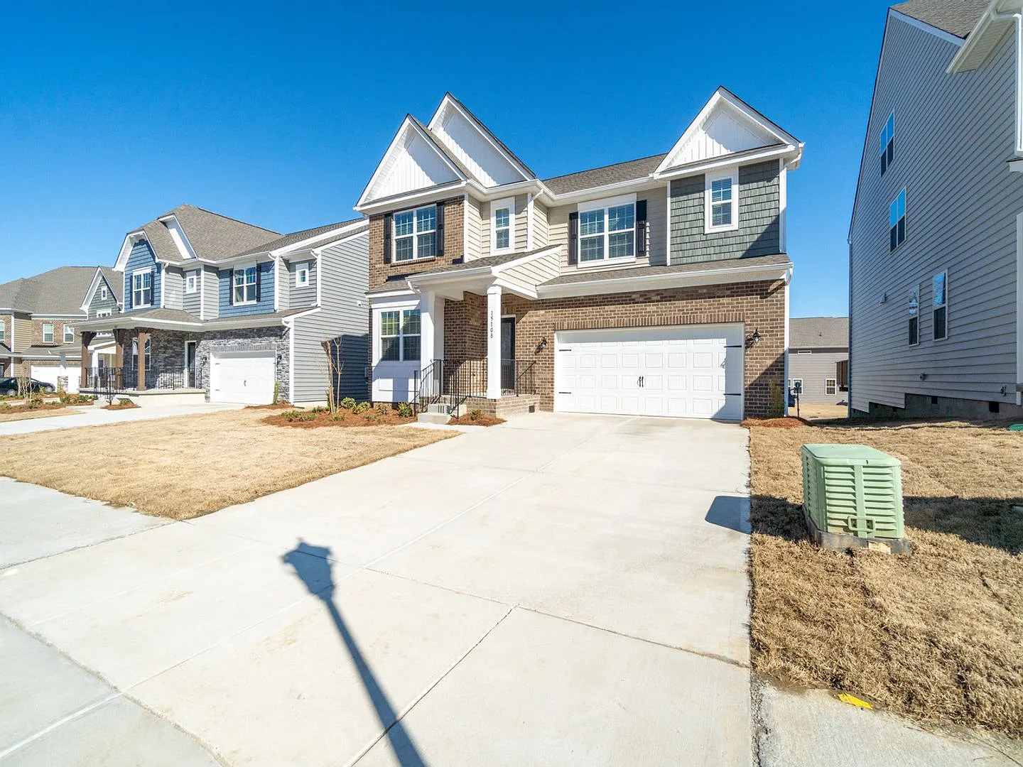 Beautiful Almost New Home with 5 Bedroom & 4.5 Baths — Photo 3