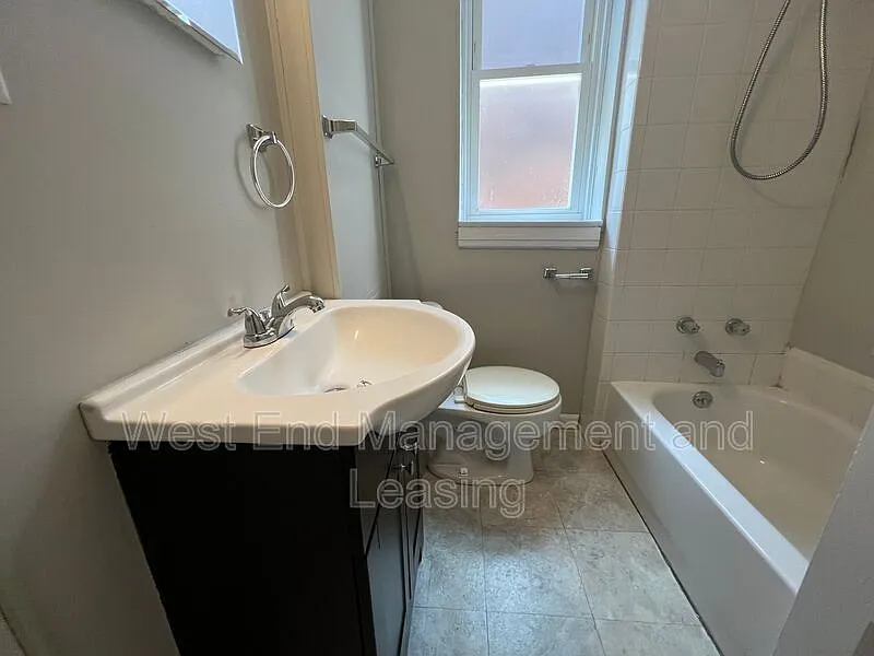 2 bed, 1.0 bath, $1,095 — Photo 4