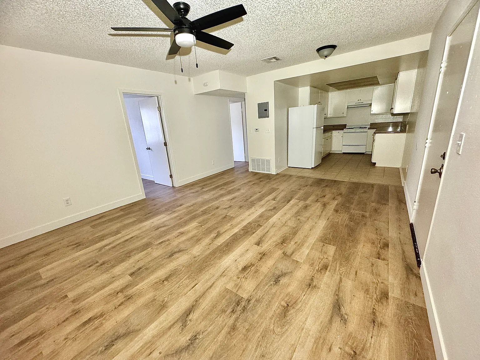 3 bed, 1000 sqft, $2,525 — Photo 3