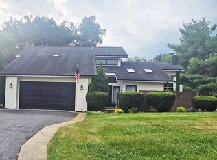 2 Westwind Ct, Hawthorn Woods, IL 60047