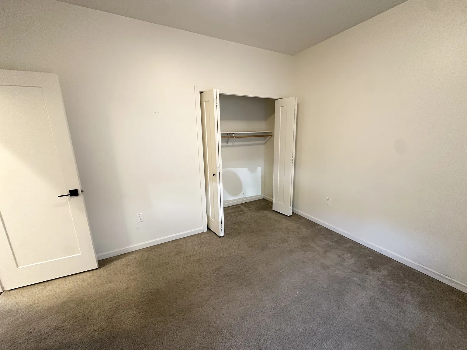 6 bed, 1840 sqft, $2,832 — Photo 2