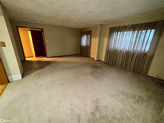 5th image of 212 Hillcrest Dr