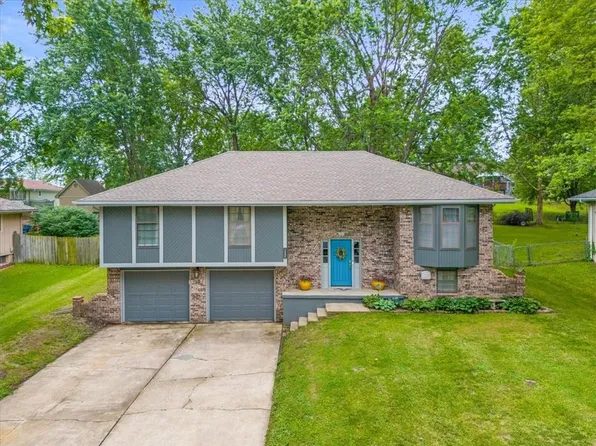 805 SE 16th St, Oak Grove, MO 64075