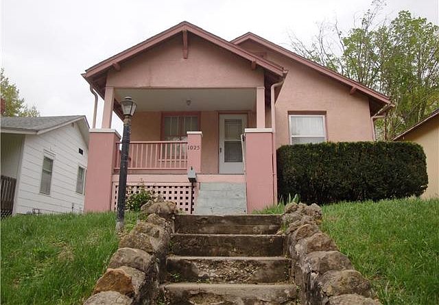 1025 Columbia