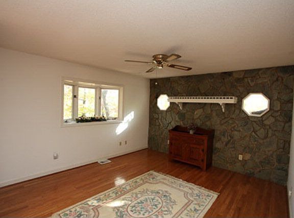 4th image of 337 Cub Ln