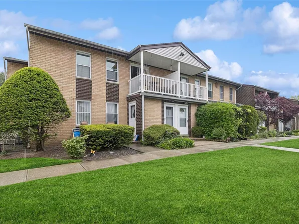 274 Artist Lake Drive #274, Middle Island, NY 11953