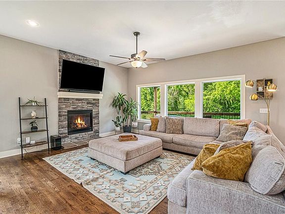 4th image of 11525 Parkview Ave