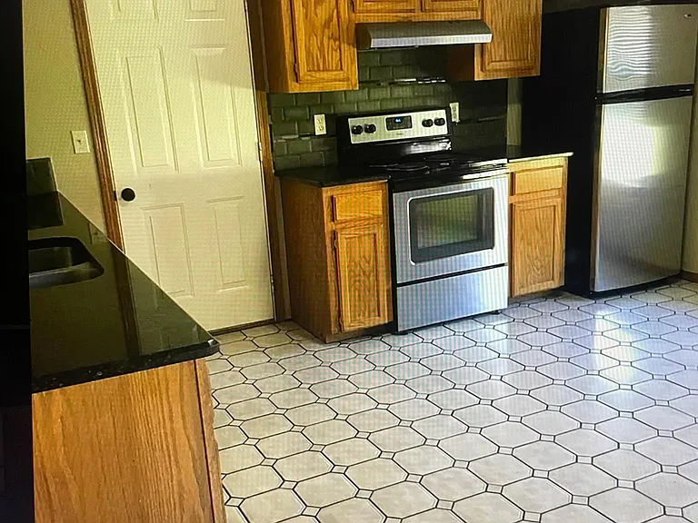 808 Creekside St W — Photo 2