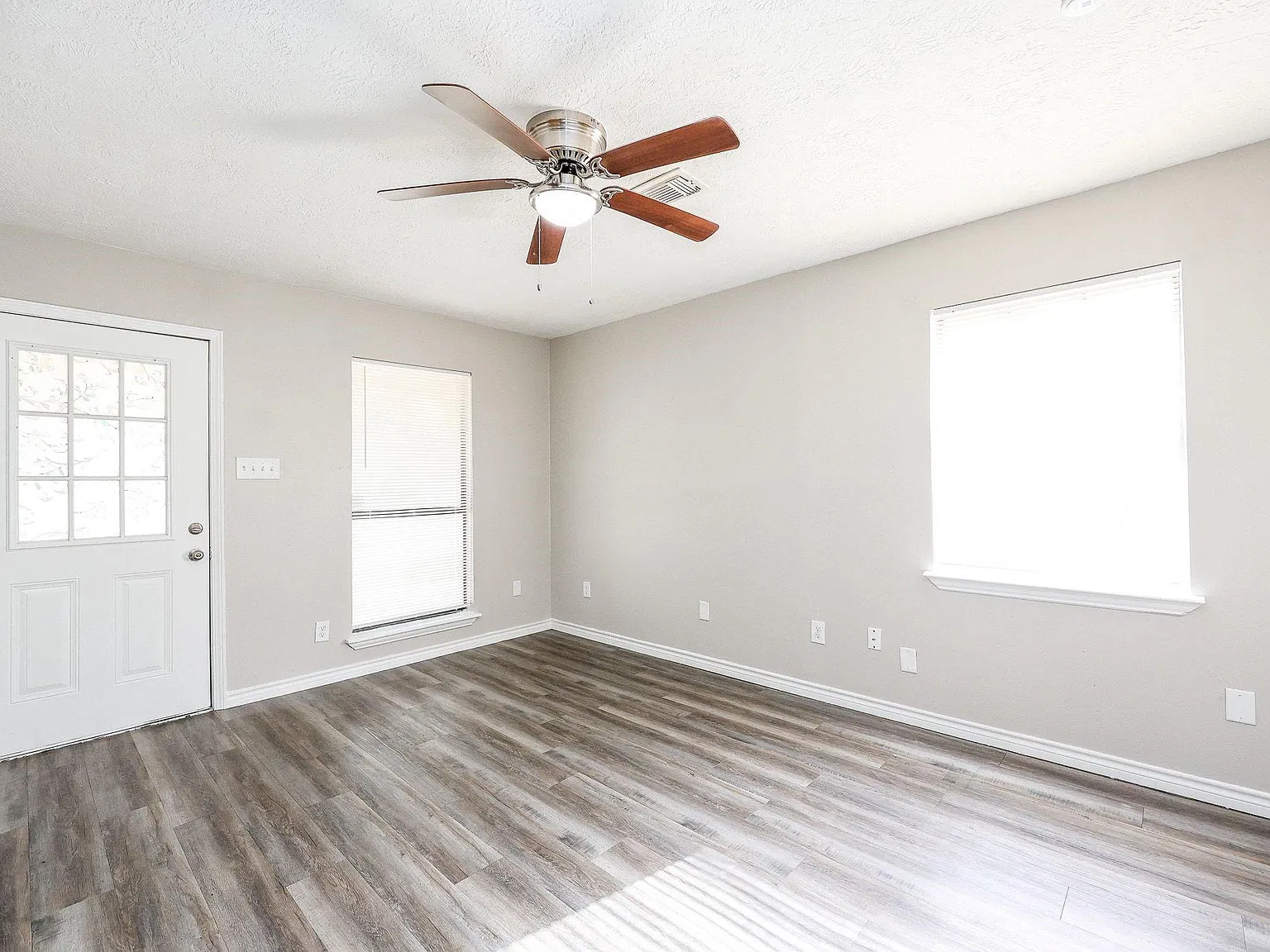 5 bed, 2.0 bath, 1656 sqft, $1,700 — Photo 4